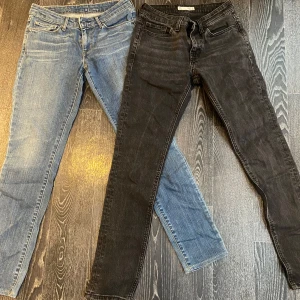 2-pack lågmidjade jeans  - Ett par lågmidjade från Levis i ljusblå färg och ett par andra lågmidjade i svart färg. Jag har försökt töja de så de sitter som straight jeans. Knappt använda. Men as snygga, sitter perfekt😍förutom att de nu är för små för mig. De är lite små i storlekarna, jag skulle säga att båda är i storlek 25. De ljusblåa står 27 curve - vilket motsvarar 25 straight. De svarta, skulle jag säga, är storlek 25x32 också. Är det några frågor eller liknande, hör gärna av dig till mig🫶🏼💗