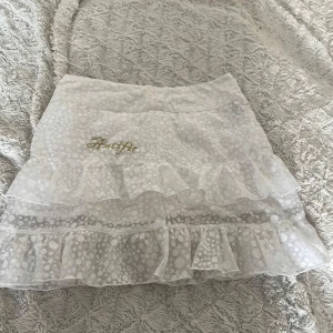 Vit kjol från Antifit - Jätte söt vit mini kjol från Antifit där det står storlek M men skulle säga det är en S. Perfekt för varma semesterdagar!💞💞skynda o köp innan den blir slutsåld!!!