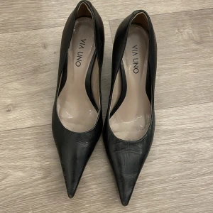 Svarta pumps från Via Uno - Snygga svarta pumps/kitten heels❤️Liten smal klack och spetsiga tå❤️