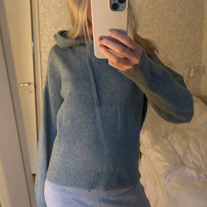 Stickad hoodie  - Mysig turkosfärgad stickad hoodie😍 knappt använd 