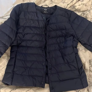 Uniqlo jacka - Säljer min kära uniqlo jacka i xxs säljer för att den e för kort i armarna på mig jag är 167❤️använt 2 gånger ungefär sen tröttnade jag på den🥹ja köpte den för 899 och säljer den för 350 pågunrg av att den inte är använt så mycket och inga slitningar❤️