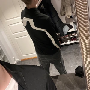 J Lindberg tröja - Sporttröja | J Lindberg | Storlek M modellen är 185 | passar 175-188 | nyskick | för mer info skriv privat!