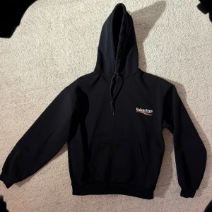 Balenciaga Campaign Hoodie M - Säljer en Balenciaga Campaign Hoodie i storlek M. Hoodien är använd vid enbart 5-10 tillfällen och är i mycket gott skick. Retail: 10700:-