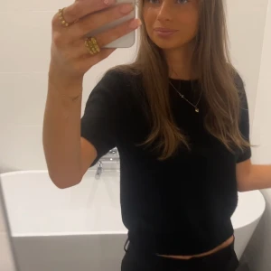 Svart stickad tröja  - Säljer denna svara stickade tröja i en jätte sköt material som inte sticks skriv privat för fler frågor eller bilder