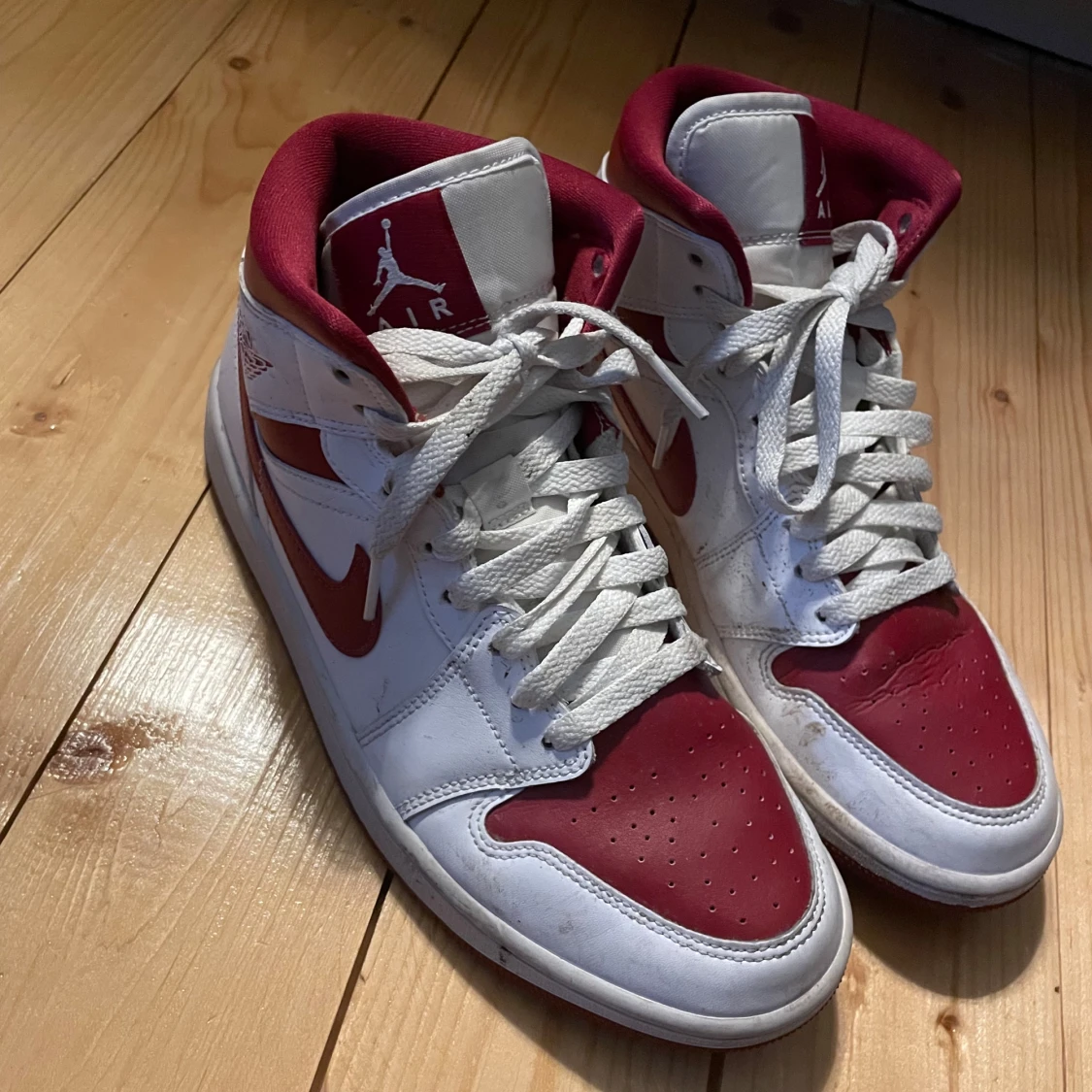 Nike Air Jordans i vitt och rött - 92