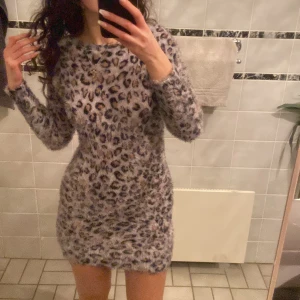 Leopardmönstrad klänning från Oxygene - Säljer en superfin leopardmönstrad klänning från Oxygene i storlek S/M. Den är i ett mjukt och fluffigt material som känns riktigt mysigt. Klänningen är tight och har långa ärmar, perfekt för en utekväll eller fest. 🐆✨