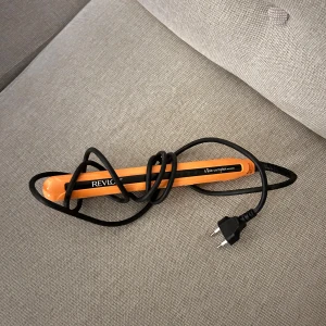 Plattång från Revlon - Säljer denna plattången från Revlon då den inte kommit till användning. Det går att ändra temperaturen på tången. Denna ligger ute på flera hemsidor. 