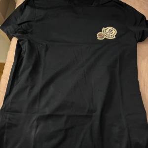 Moncler tshirt  - Fin T-shirt finns spår av användning men inget märkvärdigt. Storlek M men liten i storlek.