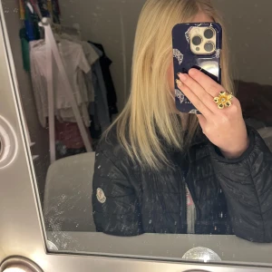 Svart dunjacka från Moncler - Säljer en snygg svart dunjacka från Moncler i mycket bra skick. Jackan är glansig med dragkedja och Moncler-logga på ärmen. Perfekt för höst och vinter, håller dig varm och är allmänt snygg. Säljer den då den inte kommer till så mycket användning!🌟