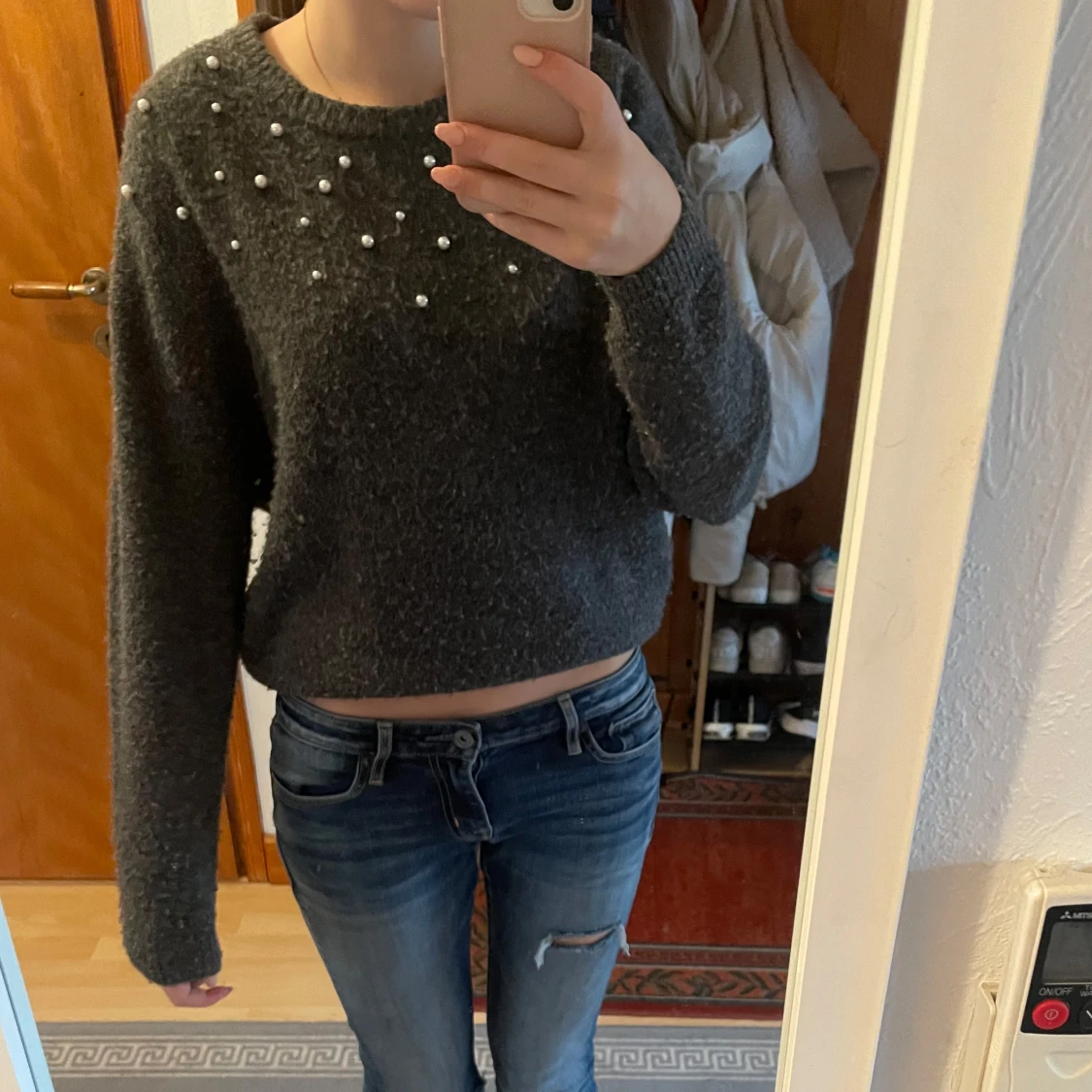 Grå stickad tröja med pärlor