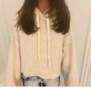 Beige stickad hoodie - Mysig beige stickad hoodie i croppad modell. Perfekt för kyliga dagar. Den är från zara och finns inte att köpa längre. Första bilden är lånad, men ser exakt lika dan ut förutom att min blivit lite nopprigare. Strl XL men skulle mer säga att den passar XS-M Skriv gärna vid frågor 💗