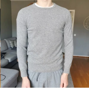 100% Kashmir tröja  - Säljer en supermjuk och stilren grå kashmirtröja. Perfekt för både vardag och fest. Tröjan är i storlek S och har en normal passform med långa ärmar. Den är tillverkad i 100% kashmir vilket gör den extra lyxig och varm. Ett måste i garderoben för höst och vinter!