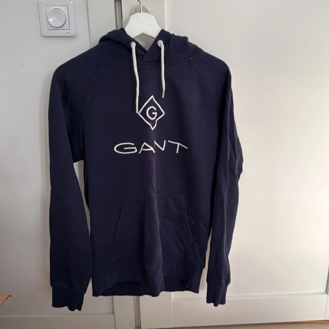 Mörkblå hoodie från GANT