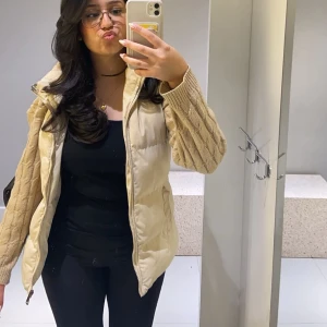 Beige dunväst - Säljer en snygg beige dunväst som är perfekt för höst och vår. Västen har en dragkedja framtill och är i OKEJ skick. Den är supermjuk och varm, perfekt att ha över en stickad tröja eller hoodie. Passar bra till både vardag och lite mer uppklädda tillfällen. (Notera att det blivit missfärgning, därför går priset att diskuteras. Fråga för fler bilder! )