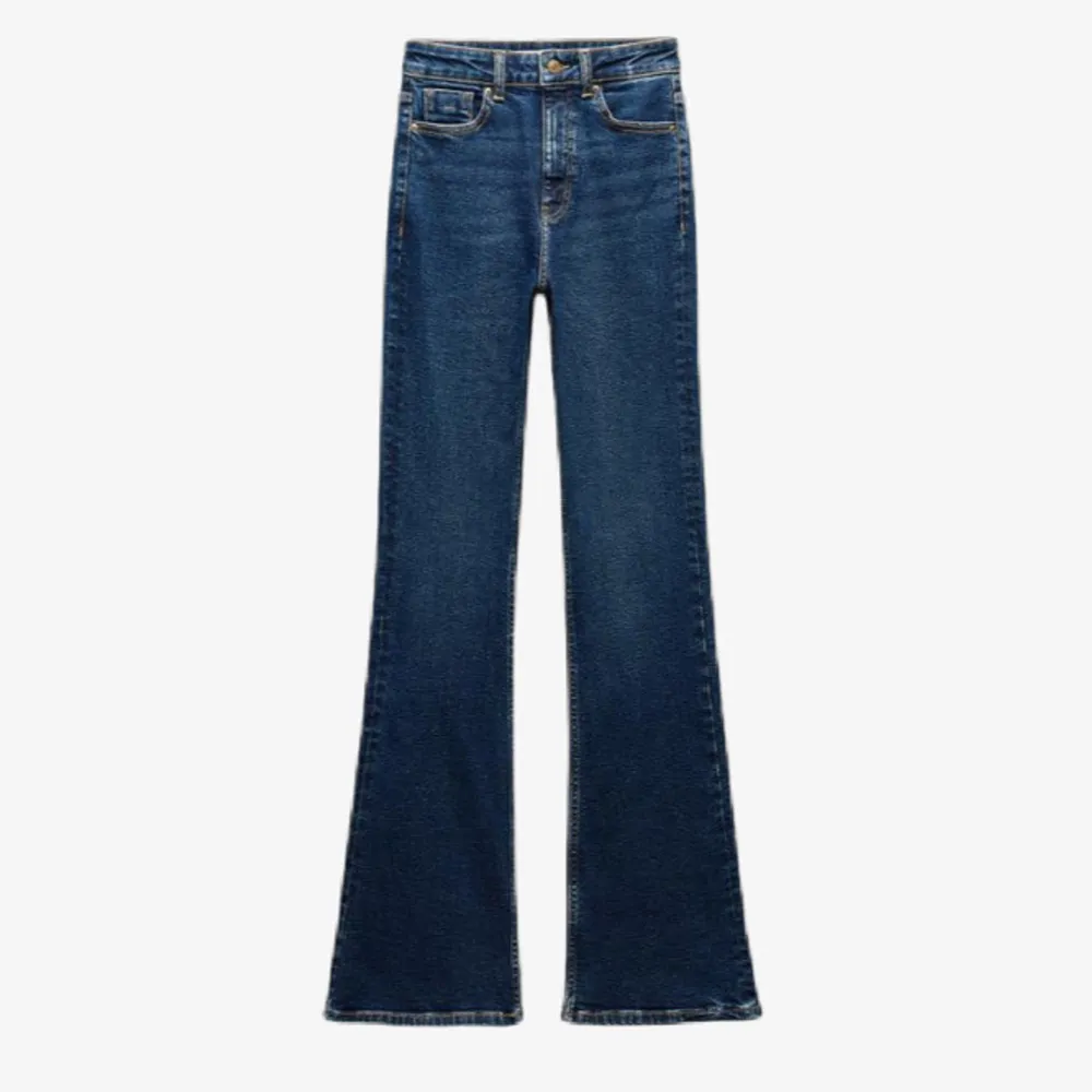 Säljer ett par jeans i den snyggaste färgen enligt mig. De är högmidjade och har en bootcut passform. Älskar att dem är långa i benen (jag är 170)🩷Perfekta för både vardag och fest! Lite slitna längst ner i byxorna. . Jeans & Byxor.