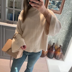 Jätte fin tröja  - Jätte fin tröja ifrån Wera, tyvärr lite slitningar men inget som man tänker på jätte mycket. 