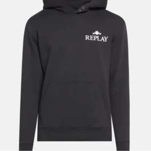 Svart hoodie från Replay - Säljer en stilren svart hoodie från Replay. Den har en klassisk design med en känguruficka framtill och en justerbar huva. Perfekt för både vardag och chill. Märkesloggan är tryckt i vitt på bröstet. Passar till allt och är superbekväm! 