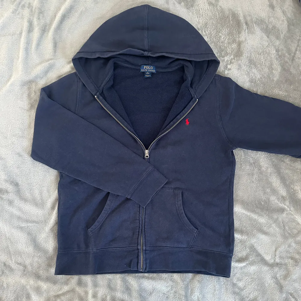 Säljer mörblå ziphoodie från Polo Ralph Lauren, den är i gott skick och har inga synliga defekter.    Nypris-1500. Hoodies.