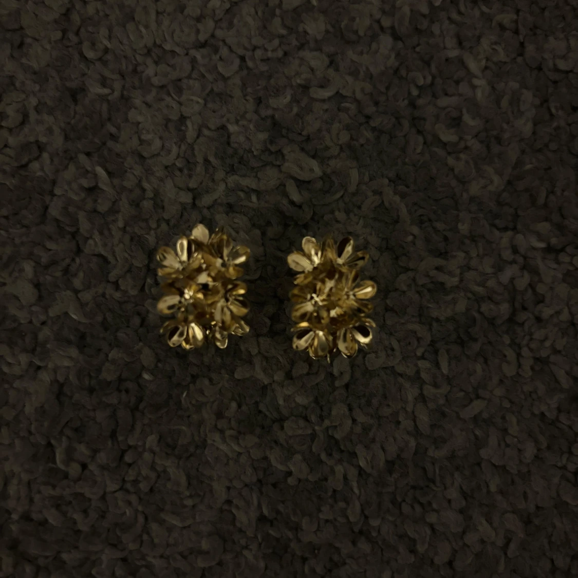 Guldörhängen med blomdesign - 91