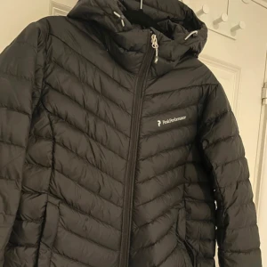 Svart dunjacka från Peak Performance - Säljer en svart dunjacka från Peak Performance i mycket bra skick. Använd enstaka gånger, mycket bra skick.