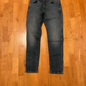 G-Star RAW 3301 Slim Jeans - Säljer ett par snygga G-Star RAW 3301 slim jeans i mörkblå denim. De har en klassisk femficksdesign och är i bra skick. Perfekta för både vardag och fest! 🕺