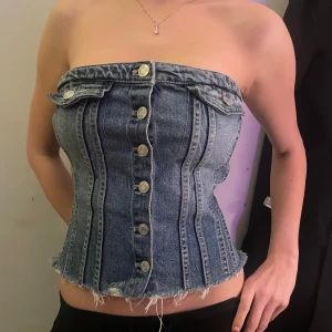 Zara jeans tubtopp - Använder aldrig, min vän står som modell💕