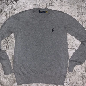 Ralph lauren tröja  - En helt stilren ralph lauren tröja knappt använt storlek S. Och detta är det sista priset jag kan ge eftersom den är använd max 3-4 gånger