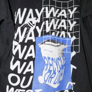 Way Out Weat merch från 2019 - Säljer en svart way out west hoodie från 2019 med  tryck på baksidan. Texten 'WAY OUT WEST' och 'RECYCLE OR DIE' på baksidan. Framsidan har en liten cirkeltext. Perfekt för vardagsbruk och att hålla sig varm. Stor ficka fram och huva med dragsko.