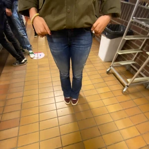 Blå jeans från Diesel - Säljer ett par snygga blå jeans från Diesel i bra skick. Har små detaljer som slitningar, lite små på mig som brukar ha M/S och är 169 cm lång. Har inga mått. 