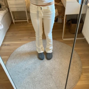 Vita lågmidjade bootcut jeans  - Säljer ett par vita jeans i mycket bra skick. De är lågmidjade och bootcut i storlek xxs! 🕺
