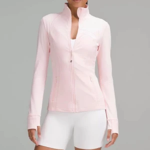 lululemon Define Jacket Nulu  - den berömda it girl ”bbl” jackan i färgen strawberry milkshake som är omöjlig att få tag på den är dessutom helt ny och oanvänd men utan tags. jackan går inte längre att köpa och det är ännu svårare att hitta den i storleken jag säljer (size 4/ xs-s) så jag vill ha runt vad jag köpt för den runt $150 med tax osv 