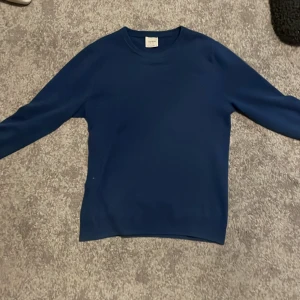 Mörkblå 100% Kashmir tröja från John Henric - Säljer en stilren mörkblå tröja från John Henric  i mycket bra skick. Perfekt för både vardag och lite finare tillfällen. Tröjan är långärmad och har en normal passform, vilket gör den superbekväm att bära. Passar perfekt till jeans eller chinos! Priset är ej hugget i sten.