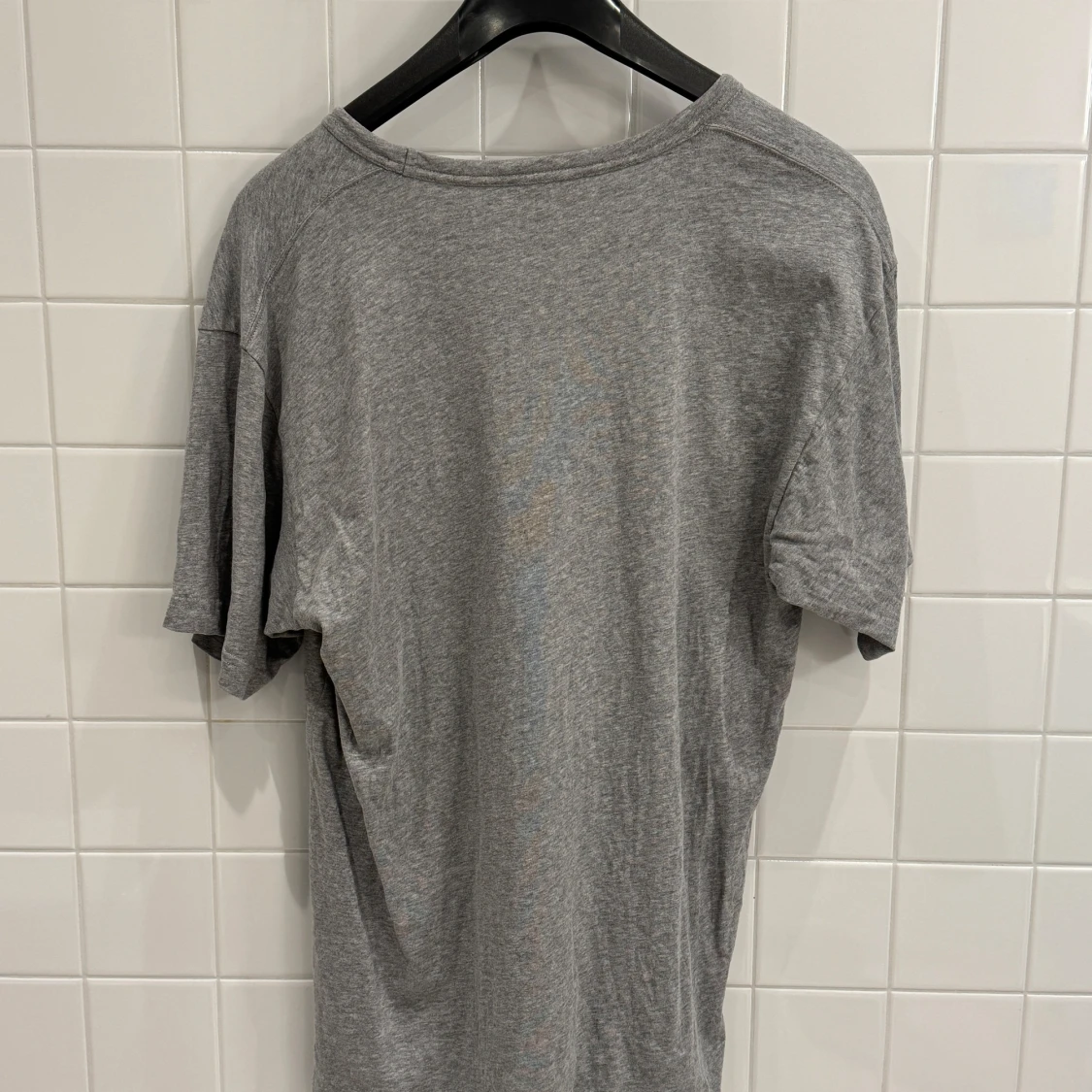 Grå t-shirt från Acne Studios i storlek L - 90