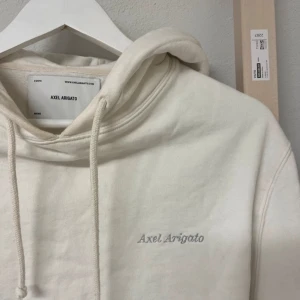 Vit hoodie från Axel Arigato - säljer en vit hoodie från Axel Arigato! fint skick!