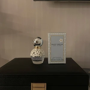 Daisy Dream Eau de Toilette från Marc Jacobs - Säljer en superfin Daisy Dream parfym från Marc Jacobs. Flaskan är 30 ml och har ett gulligt blommönster med en silverfärgad kork. Perfekt för dig som älskar fräscha och blommiga dofter! Kommer i originalförpackning. 🌼använd en del då den luktar så gott