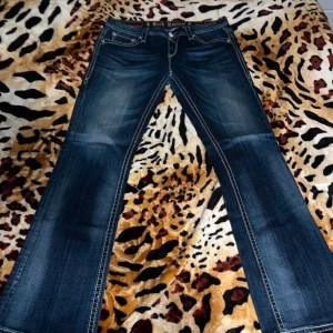 rock revival jeans - Sjukt snygga jeans från rock revival i storlek 31, säljer då dom tyvärr var för stora 🩷jeansen är lite slitna längst ner på baksidan, se sista bilden 🫶🏼
