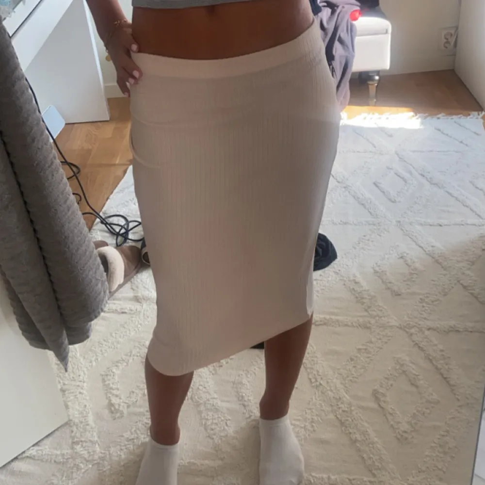 En jätte fin ”lång” kjol som aldrig har används från missguided💕 väldig stretchig så passar många💕. Kjolar.