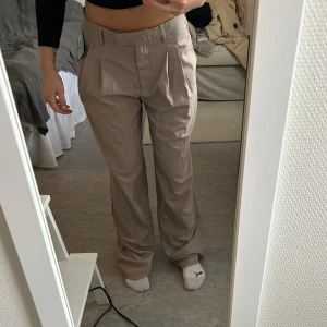 Kostymbyxor - Helt oanvända kostymbyxor med lappen kvar från Nelly.com. Storlek 34, men skulle säga att dom passar bättre till 36