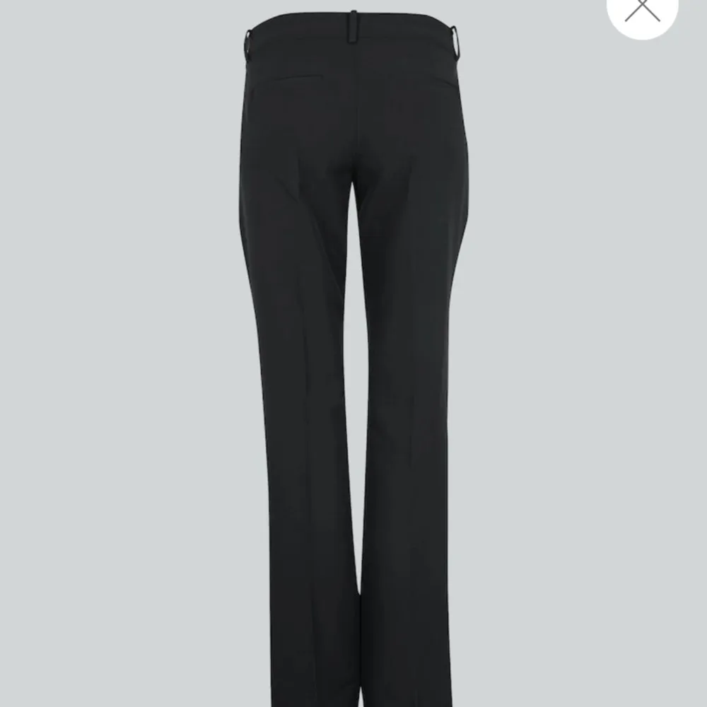 Säljer mina kostymbyxor från bikbok i modellen Vera och har slits.  Köpte de på plick Skriv för fler bilder😜. Farkut & Housut.