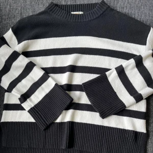 Randig tröja - Fin, randig tröja från Gina Tricot Young i storlek 146/152 med lite vida ärmar. Passar som en XS/S och är lagom på mig som är 160!  Fint skick och inte särskilt använd💕