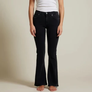 bootcut jeans  - jätte snygga Lågmidjade jeans från bikbok i storlek S/31  Det är i ett väldigt bra skick, det ända är att jag sprätt upp kanten längst ner för att få dem lite längre🤩 Nypris 699