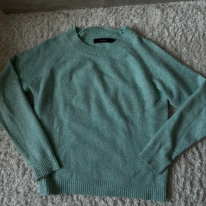 Stickad Tröja - Tunnare stickad tröja från Vero Moda. Storlek M men passar en XS som ni ser på bild. 