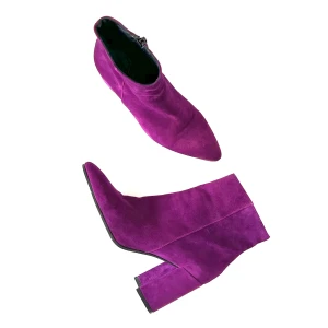 Lila mocka stövletter från K.Cobler - Säljer ett par snygga lila stövletter i mocka med dragkedja på sidan. De har en månformad 9 cm hlg klack och är tillverkade av K.Cobler i Italien. Perfekta för höst och vinter, och de ger en färgklick till vilken outfit som helst! Använda en gång!