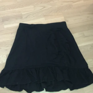 Svart gina kjol - Svart kjol från Gina i Bra skick och defektfri storlek M men väldigt liten i storleken så skulle säga att den passar XS och S. 