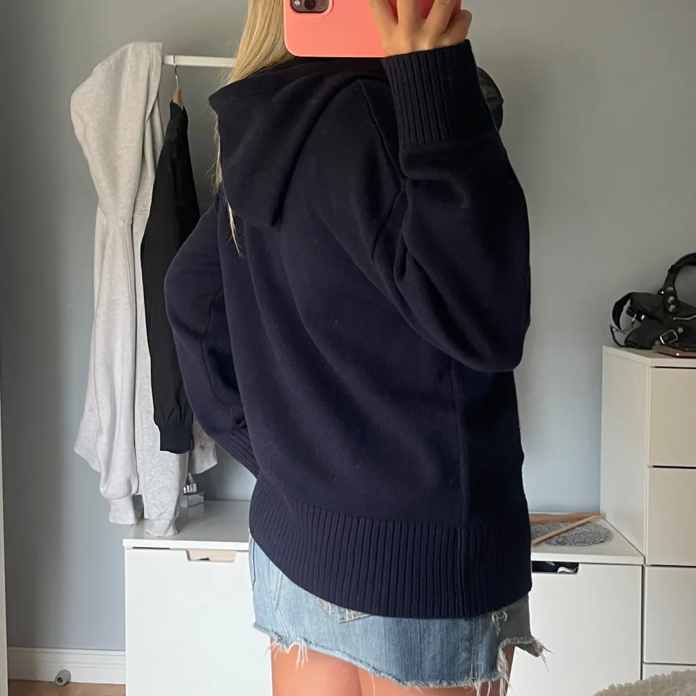 Jätte skön marinblå stickad hoodie ifrån Zara! Aldrig använd, lappen sitter kvar💗 Storlek M Nypris 399kr. Stickat.