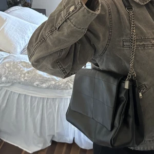 Väska - Säljer denna svarta axelväska från zara, använd en gång,  MÅTT: Höjd 22cm, längd: 30cm, bredd: 12cm