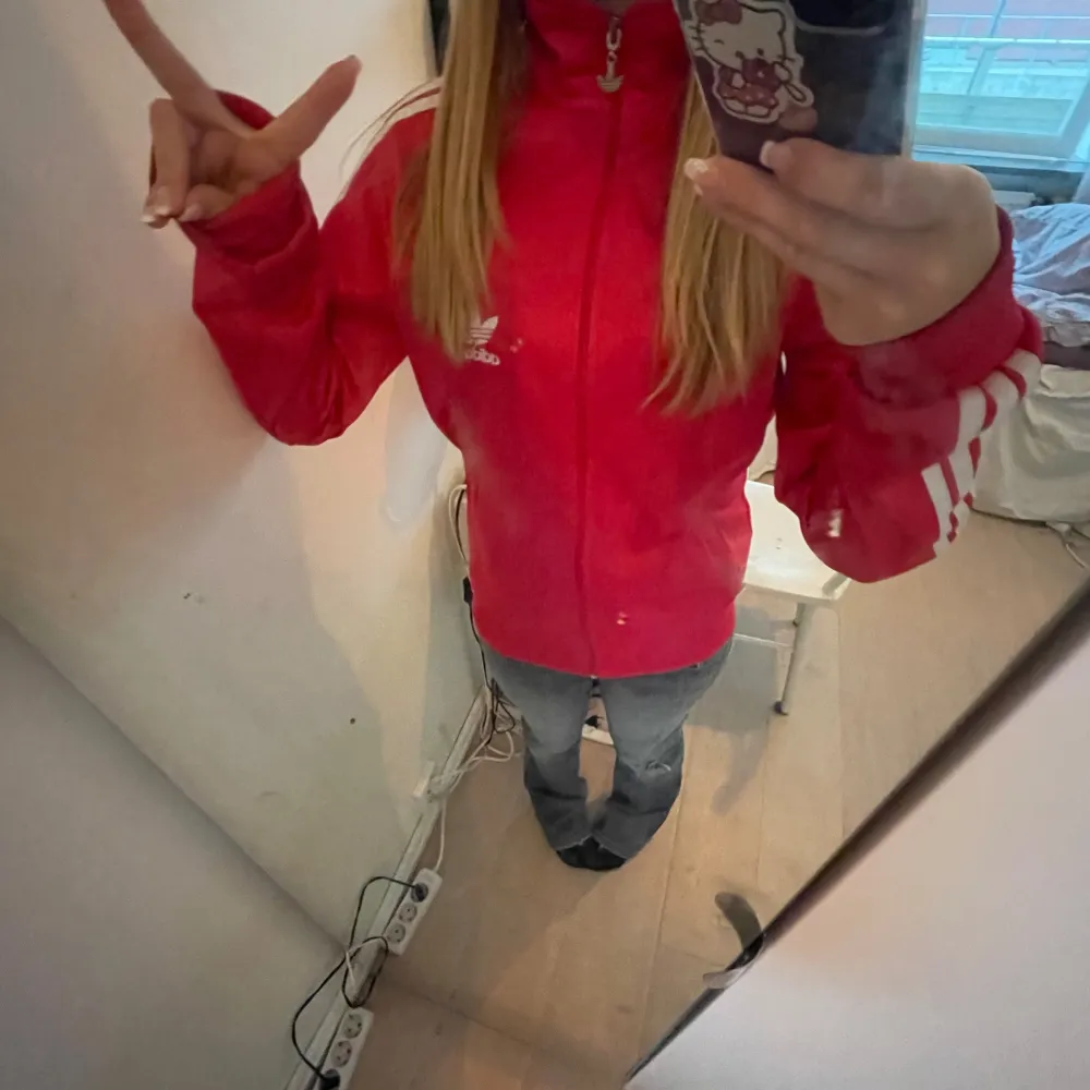 En jätte fin hotpink adidas zipup! På bilderna ser den röd ut men den är i färgen hotpink 💓. Hoodies.