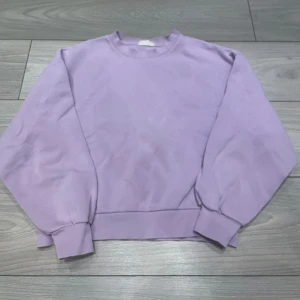 Lila tröja - Knappt använd. Fint skick. Finns i Stockholm 🌸
