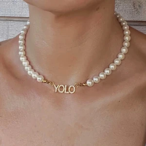 Halsbandet helt ny  - YOLO (you only live once) halsband med imiterade pärlor Material: rostfritt stål  
