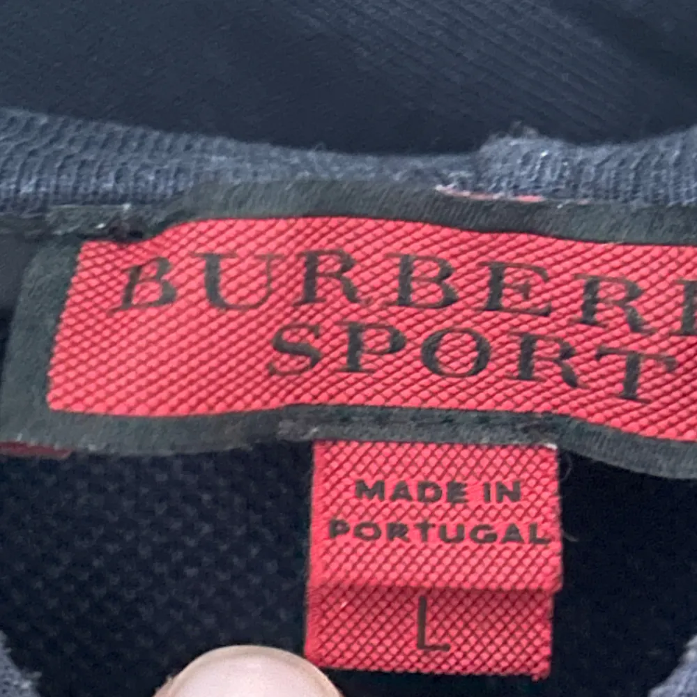 Säljer en snygg svart hoodie från Burberry Sport. Den har en cool silverfärgad logga på framsidan och är perfekt för både vardag och träning. Hoodien är i storlek L men funkar även för M . Passar perfekt för höst och vinter! Äkthetsgaranti finns . Hoodies.